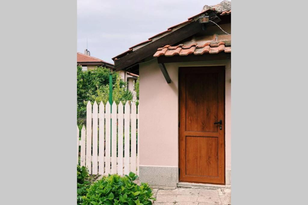 Вілла Cute Little House With A White Picket Fence Burgas Екстер'єр фото
